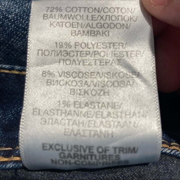 SILVER JEANS CO Sz 29 x 2.75” Vintage High Rise Light Distressing Shorts - Picture 9 of 9